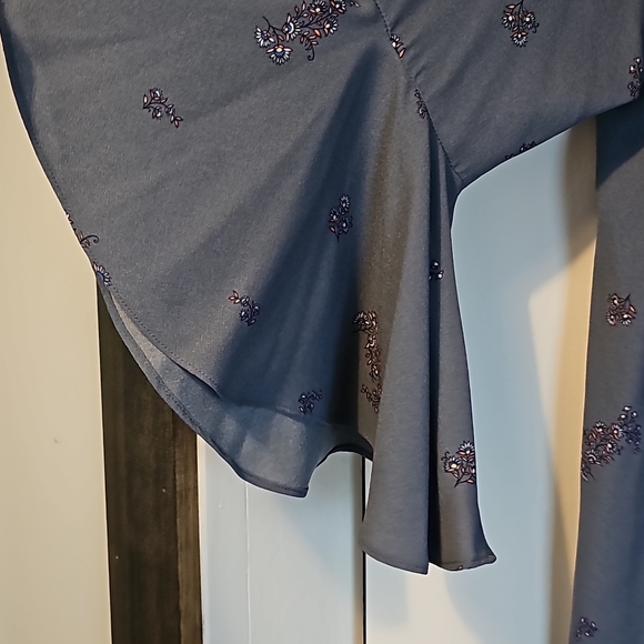 Long-sleeved, flared at wrists - Picture 3 of 7